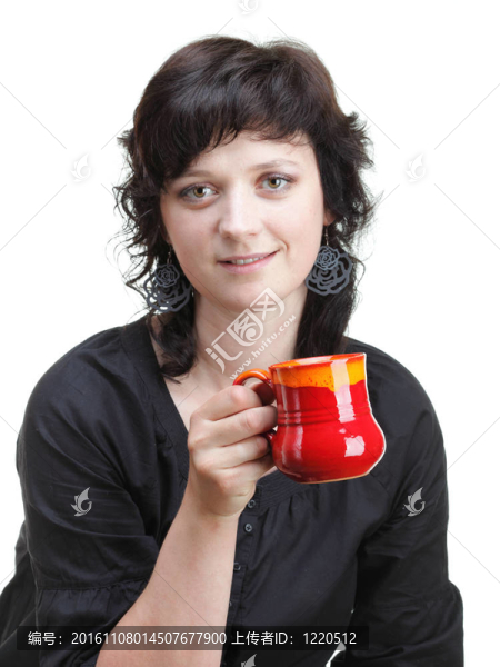 女子拿著一個紅杯子；孤立的