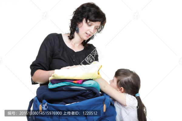 女子和女兒手上塞滿了衣服和雙肩包