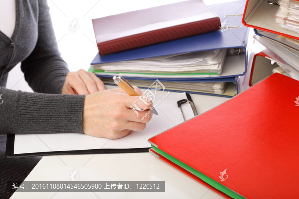 女子手持筆-文件夾與舊文件-隔離