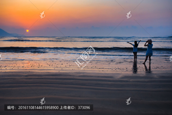 看海上日出的女孩