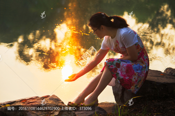 撈夕陽(yáng)的女孩