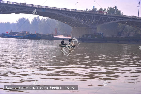 清晨捕魚