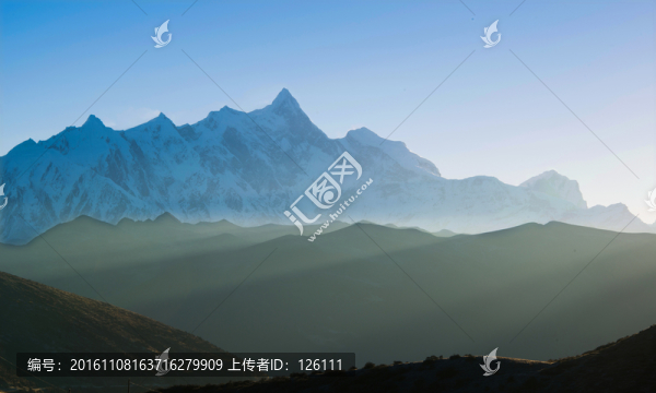 朝霞映照色季拉山