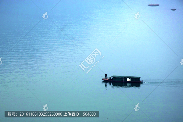 河中小船