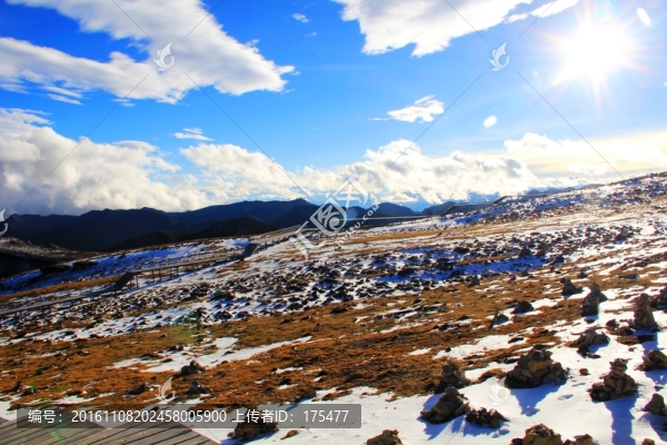 藍(lán)天白云下的雪山