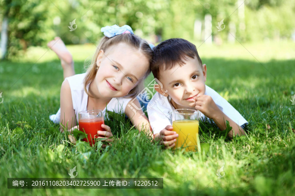 夏天公園里的弟弟妹妹