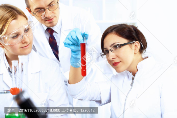 科學家在實驗室