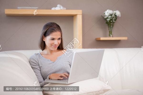 帶著筆記本的女人在沙發(fā)上