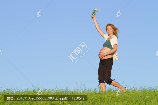 草地上的孕婦