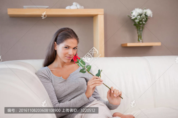 坐在沙發(fā)上的紅玫瑰的女人