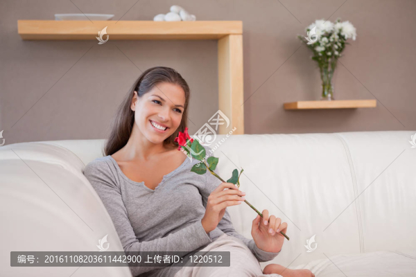 微笑的女人坐在沙發(fā)上