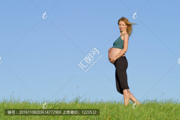草地上的孕婦