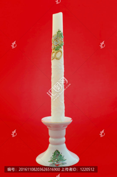 紅色背景上的蠟燭