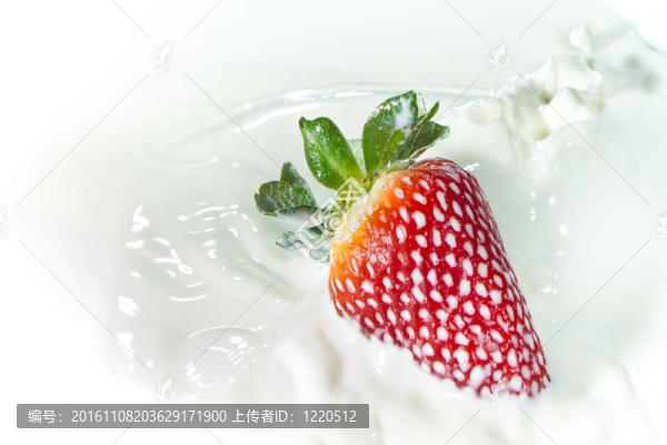 草莓濺到牛奶