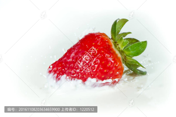 草莓濺到牛奶