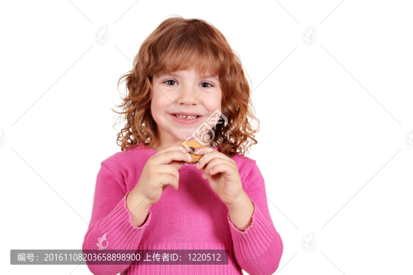 可愛的小女孩吃餅干