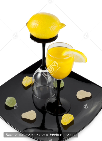 在盤子上的兩個(gè)玻璃杯