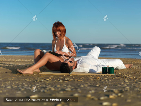 海邊的年輕夫婦