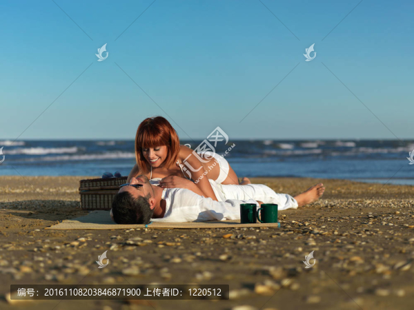海邊的年輕夫婦
