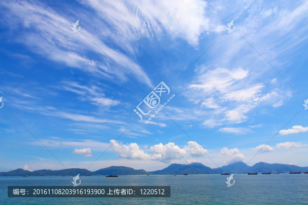 流動(dòng)的云上的海洋景觀