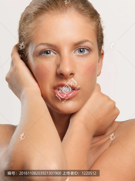 特寫美女寫真的年輕女人歪歪扭扭的表達