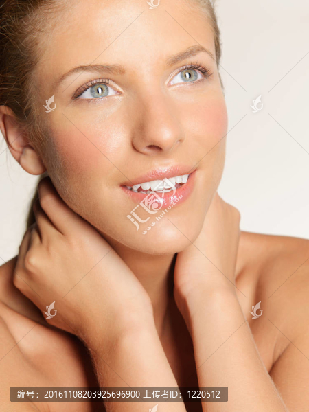 特寫(xiě)美女寫(xiě)真的年輕金發(fā)的女人；