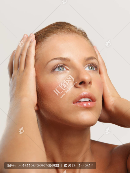 特寫美女寫真的年輕金發(fā)的女人；