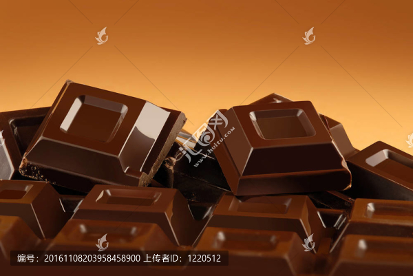 棕色背景的碎巧克力棒