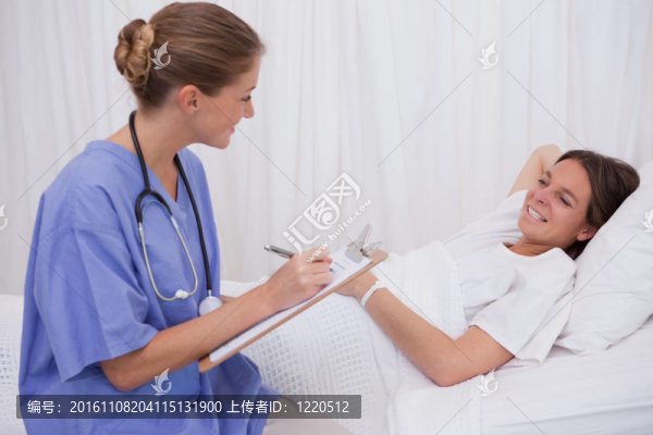 外科醫(yī)生與病人交談