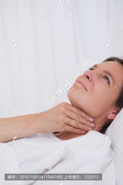 婦女擦她的喉嚨