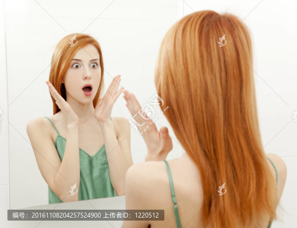 驚訝的年輕女人在浴室里