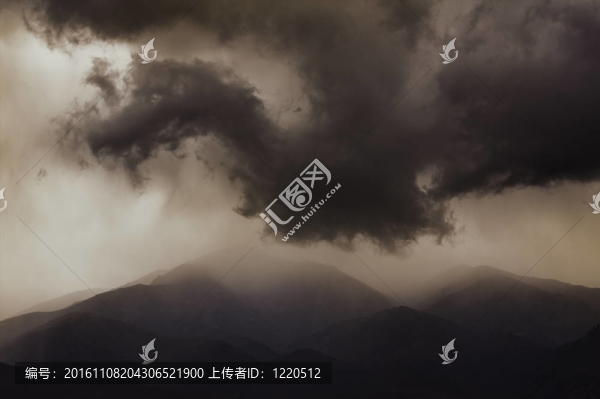 黑暗不祥的烏云。戲劇性的天空。