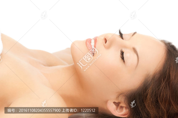 美麗的女人在水療中心