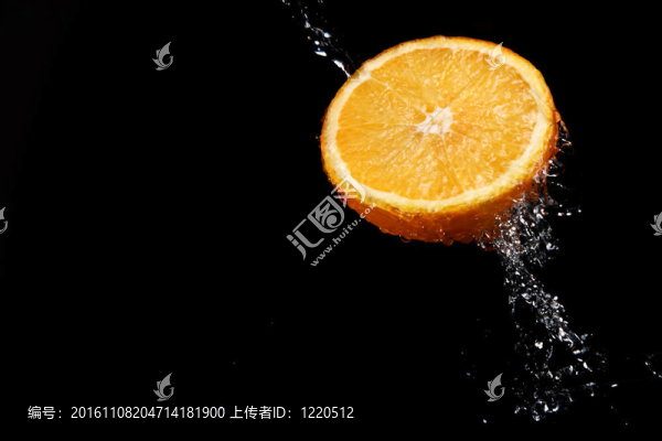 新鮮水飛濺和橙色
