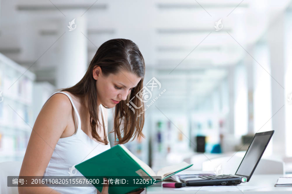 漂亮的女大學(xué)生在大學(xué)研究圖書館、自習(xí)室（顏色色調(diào)的圖像）