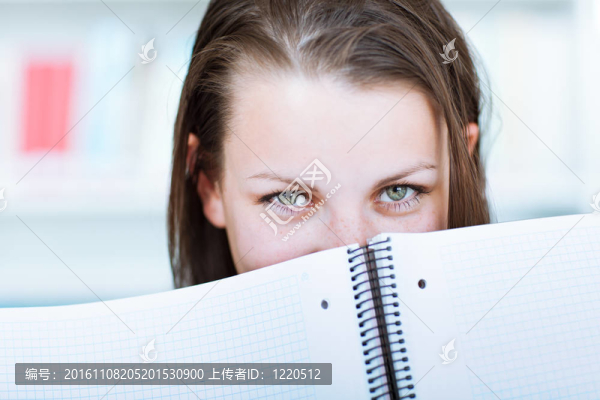 漂亮的女大學(xué)生在大學(xué)研究圖書(shū)館、自習(xí)室（顏色色調(diào)的圖像）