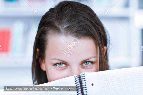 漂亮的女大學(xué)生在大學(xué)研究圖書館、自習(xí)室（顏色色調(diào)的圖像）