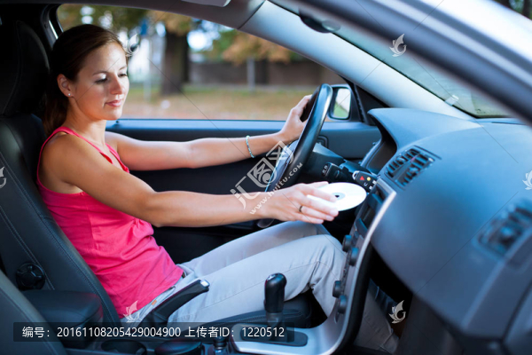 年輕女司機在車內(nèi)播放音樂（改變CD）