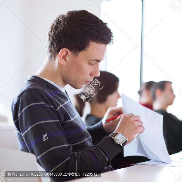 年輕；坐在教室里的英俊男大學生