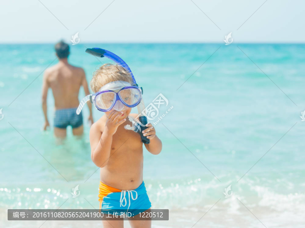 父親和兒子在Beach
