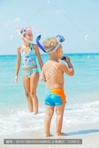 海灘上的快樂的孩子們
