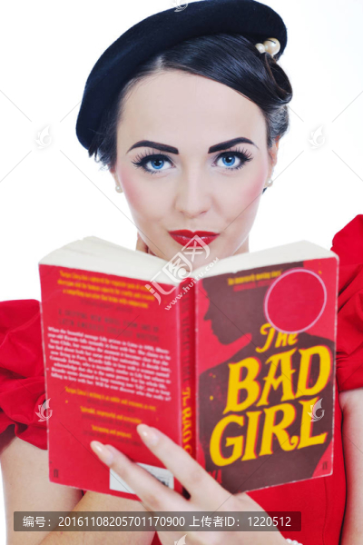 美麗的年輕女人讀的書