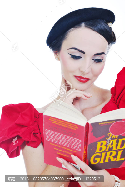 美麗的年輕女人讀的書