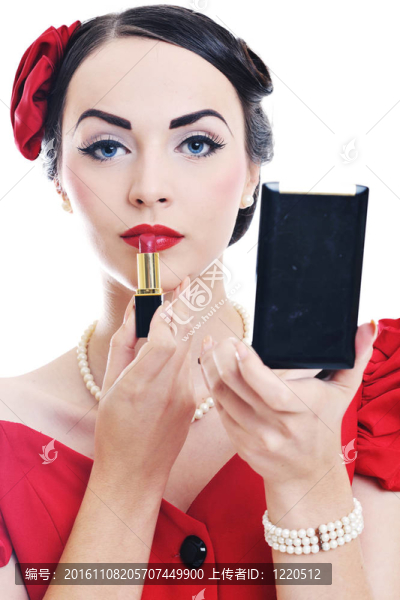 漂亮的年輕女人化妝