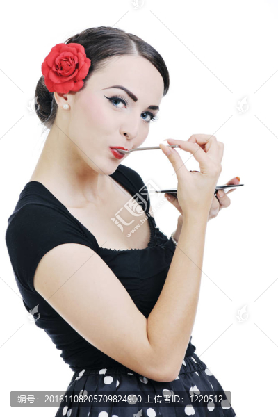 精致的女人與復(fù)古旅行袋分離