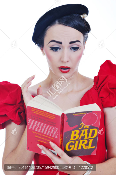 美麗的年輕女人讀的書