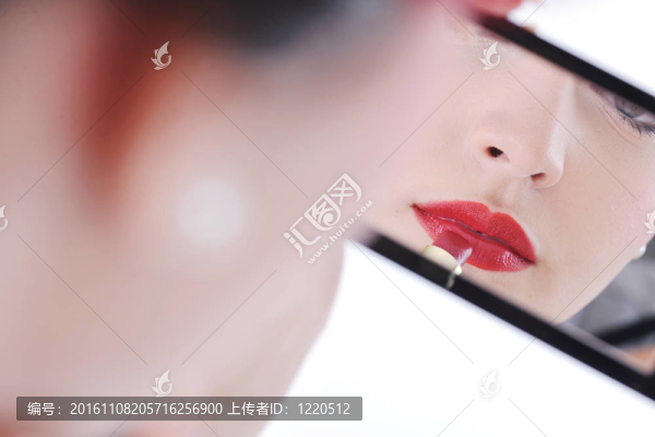 漂亮的年輕女人化妝
