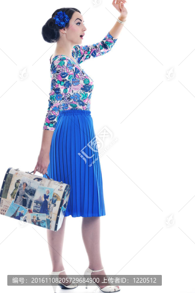精致的女人與復(fù)古旅行袋分離