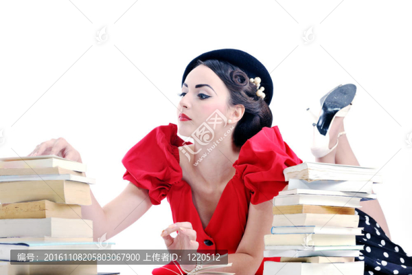 美麗的年輕女人讀的書