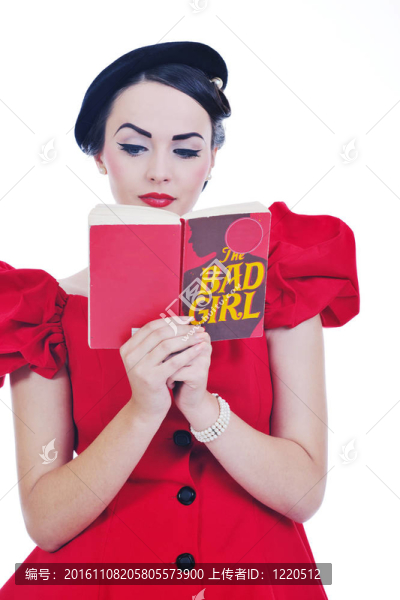 美麗的年輕女人讀的書
